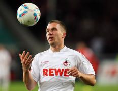 莱万多夫斯基连场破门，十场进球领跑，澳大利亚队不断突破，赛场气氛高涨